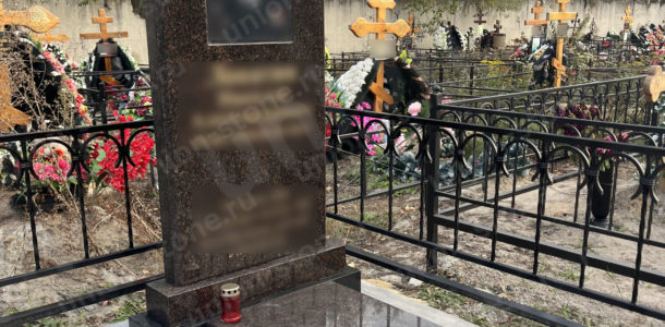Прямой памятник из дымовского гранита